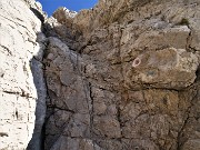 38 Tratto attrezzato con pioli e funi metalliche per passare lo scosceso canalino roccioso